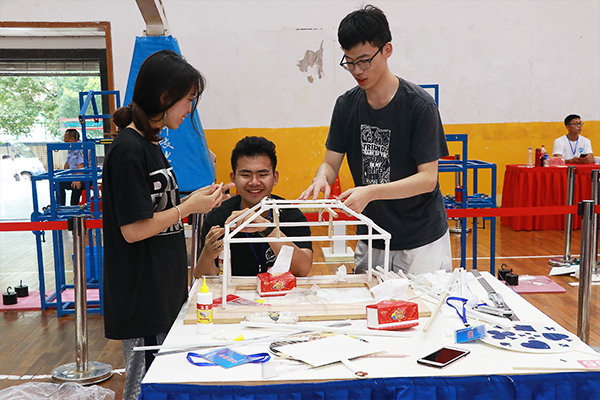 参赛小组成员合作完成模型制作 LETOU体育平台宣传部 隋明潓 摄0.jpg